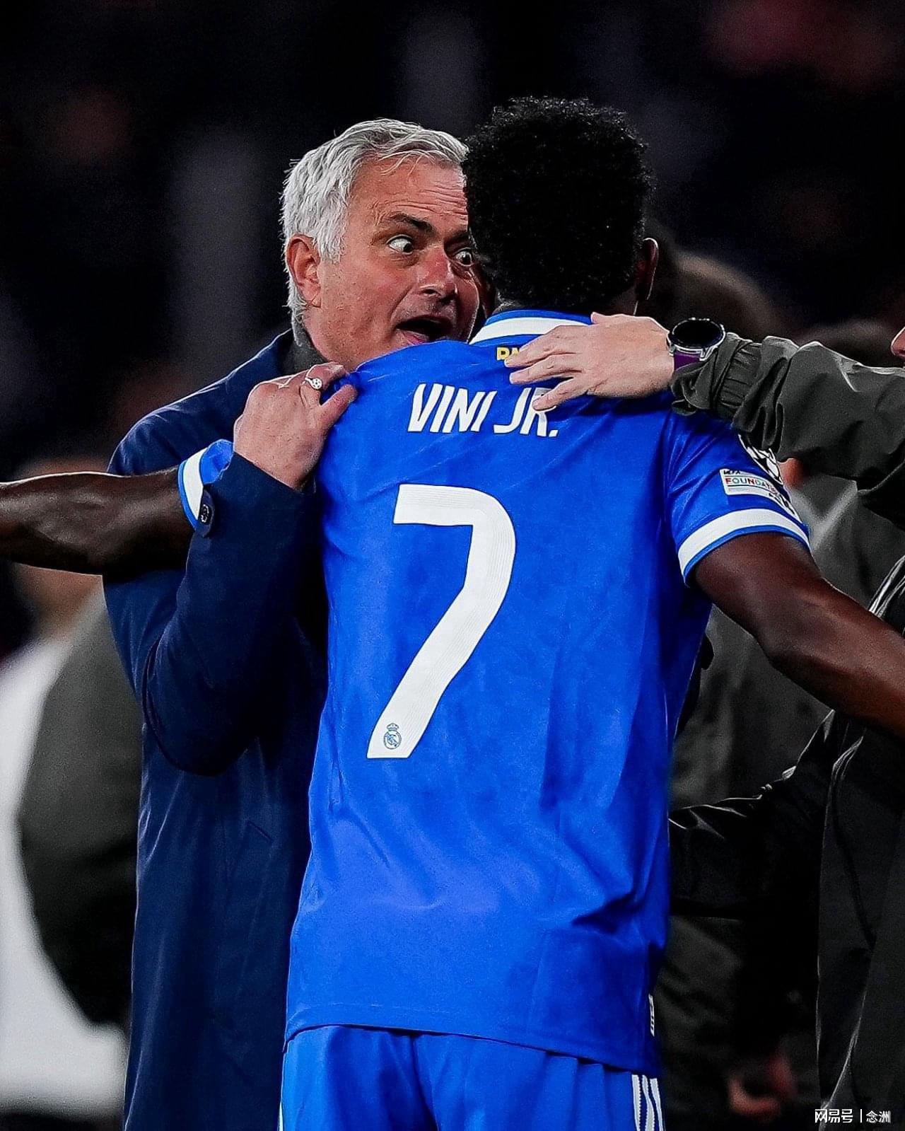 开云app-染红！63岁穆里尼奥暴怒：裁判有保护名单 上面写着几名皇马球员